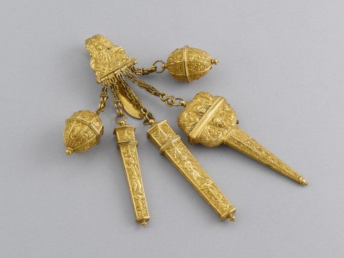 Gouden tuigje met vijf kettingen met daaraan twee vingerhoeddoosjes, twee naaldenkokers en een schaar